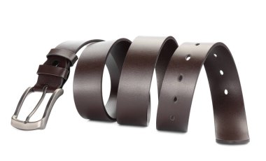 Bir kahverengi deri kemer beyaza izole edilmiş.