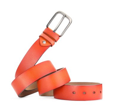 Bir turuncu deri kemer beyaza izole edilmiş.