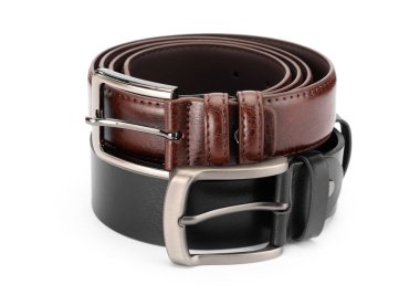 Beyaza izole edilmiş iki deri kemer.