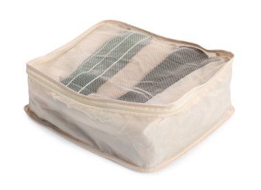 Beyaz üzerine katlanmış giysileri olan bir paket küpü.