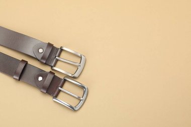 Bej arka planda iki deri kemer, düz uzanmış. Metin için boşluk