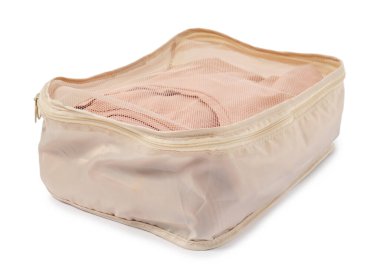 Beyaz üzerine katlanmış giysileri olan bir paket küpü.