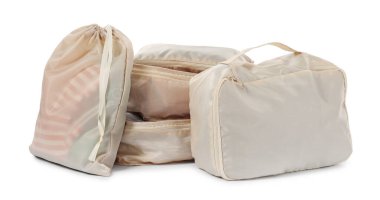 Giysileri beyaza izole edilmiş bej paketleme küpleri