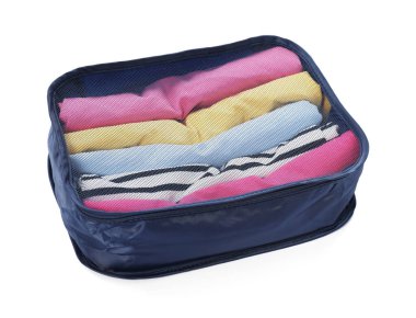 Beyaz üzerine katlanmış giysileri olan bir paket küpü.