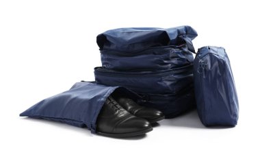 Beyaza izole edilmiş mavi paket küpleri. Depolama düzenleyici