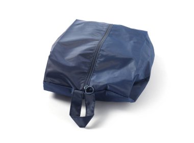 Bir mavi paket küpü beyaza izole edilmiş