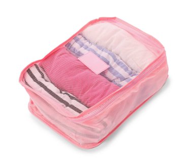 Beyaz üzerine katlanmış giysileri olan bir paket küpü.