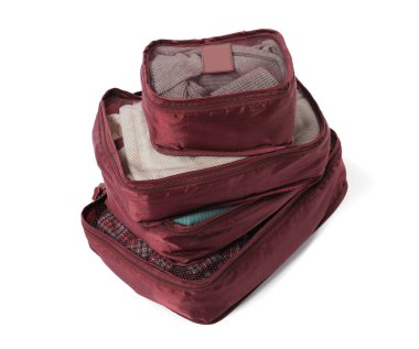 Beyaz üzerine izole edilmiş paket küpleri yığını