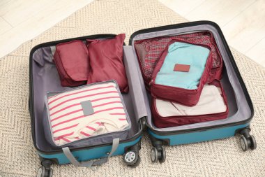 Paketleme küplerinin olduğu bavulu kapalı bir yerde, manzaranın üstünde aç.