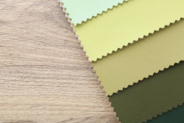 Tahta masadaki farklı kumaşlardan örnekler, üst manzara. Metin için boşluk