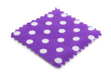 Beyaz üzerinde benekli mor kumaş örneği.