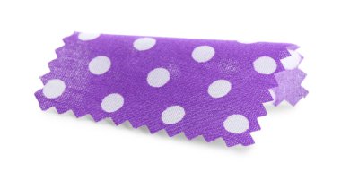 Beyaz üzerinde benekli mor kumaş örneği.