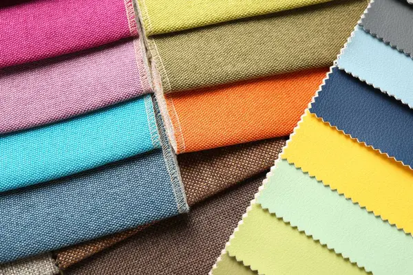 Arka plan olarak farklı kumaşlardan örnekler, yakın plan