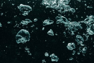 Siyah arkaplanda birçok su kabarcığı, yakın plan