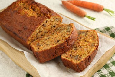 Beyaz desenli masada fındıklı ve sebzeli ev yapımı havuçlu kek, yakın plan.