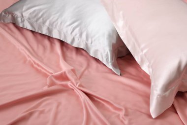 Güzel ipek çarşaflı yatak, yakın çekim manzaralı.