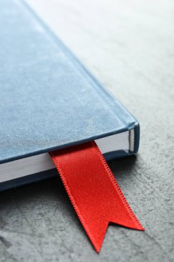 Gri desenli masa üzerinde kırmızı kurdele yer imi olan planlayıcı, yakın plan