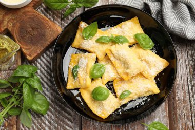 Tahta masada parmesan peyniri ve fesleğen ile nefis bir ravioli.
