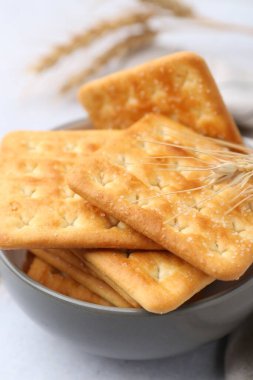 Lezzetli tuzlu krakerler, beyaz masaya çivili, yakın plan.