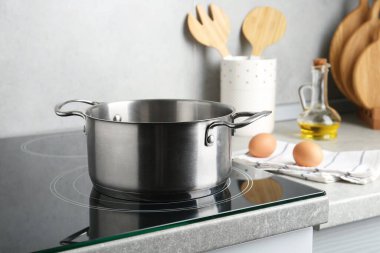 Kapalı mekanda tencereyi pişirmek. Mutfak aletleri