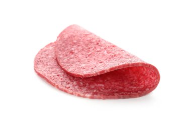 Beyaz üzerine izole edilmiş lezzetli füme sosis dilimi.