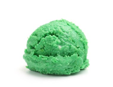 Beyaz arka planda bir kepçe lezzetli dondurma.