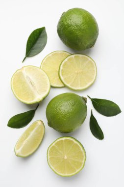 Beyaz arka planda taze limon ve yapraklar, düz yatış
