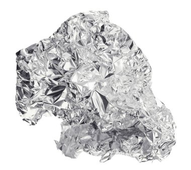 Buruşuk parlak alüminyum folyo parçası beyaz, üst görünümde izole edilmiş.