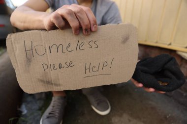 İşaretli adam Evsiz Lütfen yardım edin ve para dışarı, yakın plan