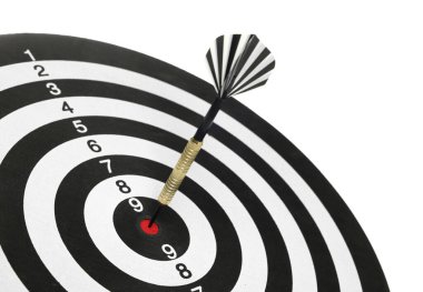 Hedef alınıyor. Dart tahtası beyaz üzerine izole edilmiş ok ile
