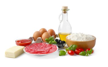 Pizza yapıyorum. Farklı malzemeler beyaza izole edilmiş.