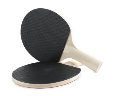 Beyaz üzerine izole edilmiş iki ping pong raketi.
