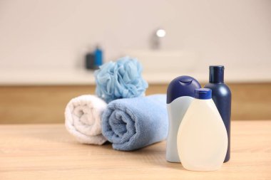 Banyodaki hafif ahşap masada farklı banyo ürünleri.