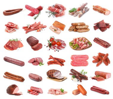 Beyaz arka planda işlenmiş lezzetli et ürünleri, kolaj