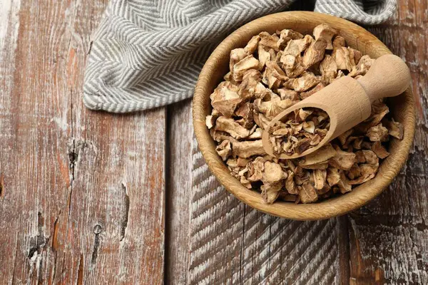 Kuru hindiba kökleri kasede ve ahşap masa üzerinde kepçe, üst manzara. Metin için boşluk