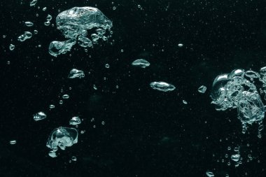Siyah arkaplanda birçok su kabarcığı, yakın plan