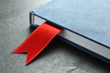 Gri desenli masa üzerinde kırmızı kurdele yer imi olan planlayıcı, yakın plan