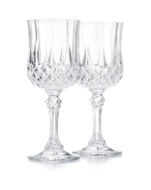 Beyaz üzerine izole edilmiş iki boş bardak.