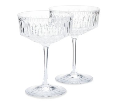 Beyaz üzerine izole edilmiş iki boş bardak.