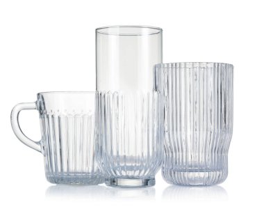 Beyaza izole edilmiş farklı boş bardaklar.