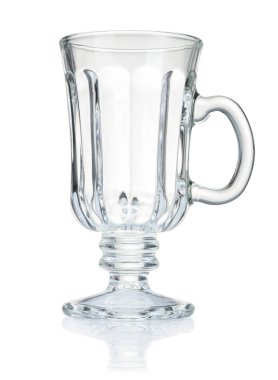 Beyaz üzerine izole edilmiş boş bir bardak
