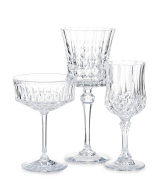 Beyaza izole edilmiş farklı boş bardaklar.