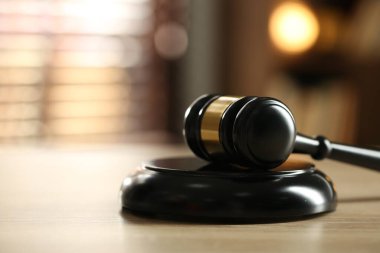 Hakimin tokmağı ahşap masada bulanık arka planda, yakın plan