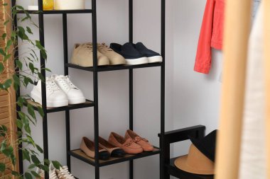 Girişte bir sürü farklı ayakkabı var.