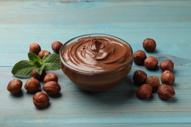 Fındıklı çikolata, fındıklı fındıklı açık mavi ahşap masa, yakın plan.