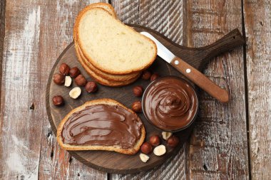 Fındıklı çikolata, fındıklı tost, ahşap masa, üst manzara.