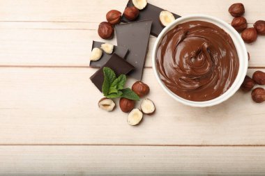 Fındıklı çikolatalı fındık, fındık, çikolata ve nane parçalarını tahta masaya serdim. Metin için boşluk