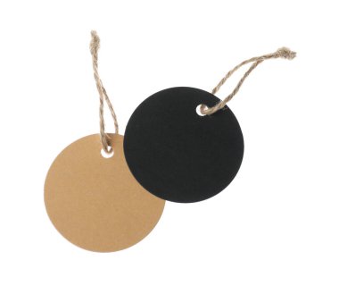 Beyaz üzerinde izole edilmiş dizgileri olan boş etiketler