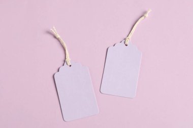 Soluk menekşe arkaplanda dizgileri olan boş etiketler, düz yatıyordu