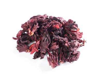 Hibiscus çayı. Bir yığın kurumuş gül kalibreleri beyaza izole edilmiş.